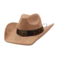 Primer plano del sombrero de vaquero occidental de ante suave con hebilla de cabeza de toro. - Camel