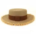 Geflochtener Strohhut mit breiter ausgefranster Krempe und braunem Band für Sommertage. - M (56-58cm) / Kaffeebraun