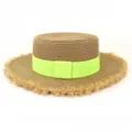 Detaillierte Nahaufnahme des flachen Strohhutes mit breiter Krempe und neongrüner Schleife. - M (56-58cm) / Fluoreszierendes Grün