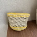 Bolsa cosmética tejida a mano, organizador de maquillaje de paja amarillo y beige elegante. - Amarillo y blanco roto