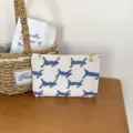 Leinwand Reißverschlusstasche mit blauem Stickmuster, tragbare Kosmetiktasche für den Alltag. - Großer Blauer Fliegender Hase