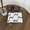 Leinwand Münzbeutel mit blauer Kaninchenstickerei, tragbare kleine Reißverschlusstasche. - Kleiner Blauer Fliegender Hase