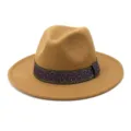 Primer plano del sombrero fedora de ala ancha con una cinta con patrón morado y dorado. - Camel