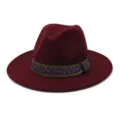 Vista de primer plano detallada del elegante sombrero fedora de lana burdeos con cinta. - Burdeos