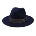 Vista detallada del sombrero de fieltro de ala ancha con una elegante banda estampada retro. - Azul marino