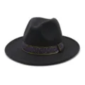 Vista detallada de un sombrero fedora de lana negra con cinta decorativa morada y dorada. - Gris oscuro