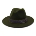 Primer plano detallado del sombrero fedora de lana verde oscuro con cinta estampada morada y dorada. - Verde Militar