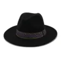 Vista detallada del sombrero de fieltro negro con una elegante cinta morada y dorada. - Negro