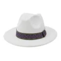 Vista detallada del sombrero de fieltro blanco con una elegante banda decorativa. - Blanco
