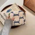 Linnen sieradenzakje met blauwe konijnenborduursel, vierkante tas met rits voor kleine spullen. - Vierkante opbergtas / Vliegend Konijn Stijl