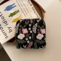Zwarte linnen sieradentas met prachtig fijn bloemborduursel, klein schattig tasje met rits. - Vierkante opbergtas / Bloemen Zwart