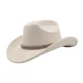 Gros plan détail du chapeau de cowboy en daim beige avec élégante bande de perles. - 58cm / Beige