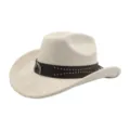 Detailansicht des Wildleder-Cowboyhuts mit braunem Band, Nieten und Pistolen-Zierelement. - 58cm / Beige