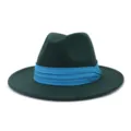 Vista dettagliata di un cappello fedora verde scuro a tesa larga con nastro plissettato. - Verde Scuro