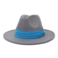 Primo piano della texture del cappello fedora in lana grigia con nastro plissettato. - Grigio chiaro
