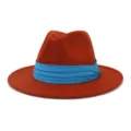 Vista dettagliata del cappello fedora in lana autunnale a tesa larga con nastro blu. - Rosso Ruggine