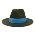 Vista dettagliata del cappello fedora in lana verde scuro con elegante nastro plissettato. - Verde militare
