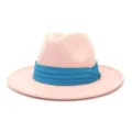 Primo piano dettagliato del cappello in feltro rosa chiaro con nastro blu plissettato. - Rosa Antico