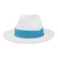 Primo piano dettagliato di un cappello Fedora bianco con una fascia plissettata blu. - Bianco