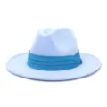 Primo piano dettagliato del cappello fedora azzurro con nastro blu vivo per uomo e donna. - Celeste