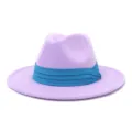 Vista di dettaglio in primo piano del cappello fedora in feltro di lana con nastro. - Viola rosato