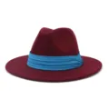 Vista ravvicinata del cappello fedora rosso vino con tesa piatta e nastro plissettato turchese. - Borgogna