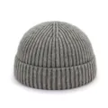 Close-up detail van grijze geribbelde gebreide muts docker muts, fijne textuur herfst winter warm stijl. - M (56-58cm) / Lichtgrijs