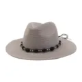 Stijlvolle zomerstrooien fedora hoed met kralenband en 7 cm brede rand voor strand en buitenleven. - Grijs