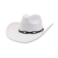 Vue de détail du chapeau de cowboy occidental blanc avec une bande noire élégante et des clous. - Taille unique 57-58cm / Blanc