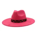 Gros plan detaille du chapeau rose en daim avec ruban noir a pois et bord large et elegant. - 58cm / Rose rouge