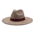 Vue rapprochée du chapeau fedora élégant en suédine avec ruban à pois rouges et noirs. - 58cm / Vieux rose