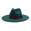 Vue détaillée d'un chapeau fedora vert foncé à large bord avec un élégant ruban à pois rouges. - 58cm / Vert Foncé