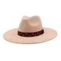 Vue détaillée du chapeau feutre beige à large bord avec un élégant ruban noir à pois rouges. - 58cm / Champagne