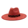 Gros plan détaillé sur le chapeau fedora en suédine rouge avec un ruban noir à pois rouges. - 58cm / Rouge rouille