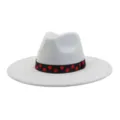 Gros plan détaillé du chapeau fedora en suédine à large bord plat avec un élégant ruban à pois. - 58cm / Gris clair