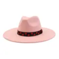 Chapeau fedora en suédine rose avec ruban à pois noirs et rouges, détail de chapeau jazz plat. - 58cm / Rose Poudré