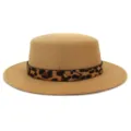 Gedetailleerd uitzicht op de elegante dames platte wolhoed met luipaardprint riemdecoratie. - Verstelbaar / camel