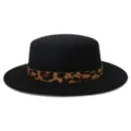 Sombrero plano clásico de lana negra con cinturón de estampado de leopardo de moda - Ajustable / Negro