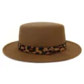 Detalle del sombrero plano de marrón lana con elegante banda de leopardo y tachuela. - Ajustable / Caqui