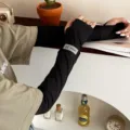 Vue détaillée des manches de protection solaire en soie glacée noire avec trou pour pouce. - Taille unique / Noir
