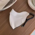 Nahaufnahme des atmungsaktiven 3D-Fahrradmasken-Details mit nahtlosem Rand und elastischer Kordel. - Aprikosenfarbene nahtlose Fischschuppen-3D-Gesichtsmaske (Wendbar)
