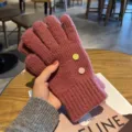 Gants tricotés tactiles chauds d'hiver pour femmes en mauve confortable avec de mignons boutons. - Rouge