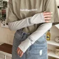 Vue détaillée de manchons de protection solaire en soie glacée avec patch smiley. - Taille unique / Gris