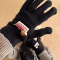 Gants tactiles d'hiver en tricot noir pour femme avec un charmant pendentif chien mignon. - Noir