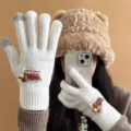 Gants tactiles en tricot mignons avec charmante décoration de chiot pour l'hiver. - Blanc