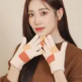 Gros plan de gants d'hiver pour femmes en tricot pelucheux avec motif bloc de couleur. - Taille unique / Abricot