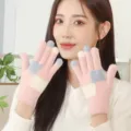 Gros plan de gants d'hiver pour femmes en maille pelucheuse color-block tactiles chauds. - Taille unique / Rose
