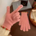 Gants tricotés roses pour femmes, gants tactiles d'hiver chauds avec de jolies boules décoratives. - Rose