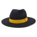Gedetailleerd overzicht van de zwarte gevlochten fedora hoed met heldergele band. - Verstelbaar / Zwart