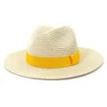 Detail van de zomerse strooien fedora hoed, met heldergele lintband en ademend vlechtwerk. - Verstelbaar / Beige
